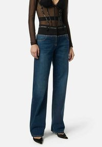 Jeans in denim a gamba larga di colore blu scuro, caratterizzati da un design classico con cinque tasche e una vita alta. Il tessuto ha una texture liscia.