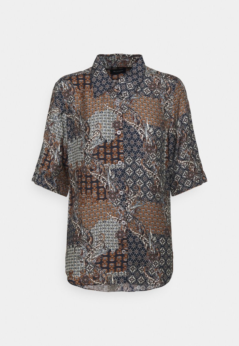 Chemise à manches courtes présentant un motif patchwork multicolore avec des tons marine, orange et argent, boutonnée sur le devant, avec col. Tissu doux.
