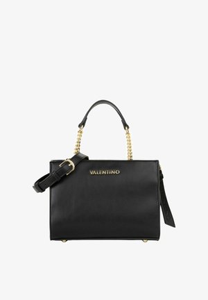 Bolso de cuero negro con herrajes dorados, que cuenta con un asa corta en la parte superior y una correa de hombro desmontable, logo en relieve y base plana.