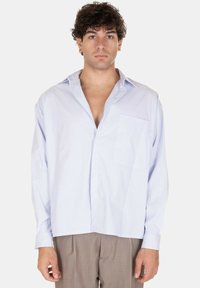 Camicia a righe azzurro chiaro con colletto, maniche lunghe, taschino sul petto e vestibilità comoda, realizzata in un tessuto morbido.