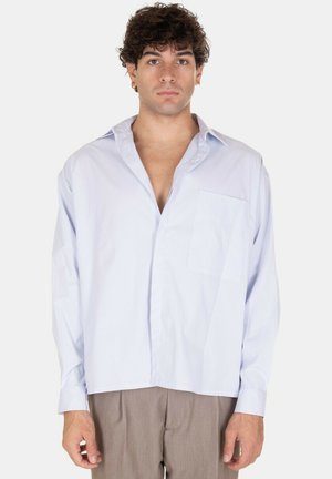 Camicia a righe azzurro chiaro con colletto, maniche lunghe, taschino sul petto e vestibilità comoda, realizzata in un tessuto morbido.