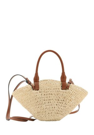 Bolso tejido de paja con una forma ancha y curva, con dos asas de cuero marrón y una correa de cuero ajustable para el hombro.