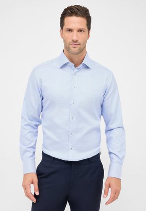 Lichtblauwe overhemd met een subtiele gestreepte patroon, lange mouwen en een klassieke kraag, gecombineerd met een marineblauwe broek.