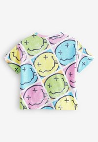 T-shirt à manches courtes en coton avec un motif multicolore de visages souriants sur un fond de carreaux roses, verts, bleus et jaunes.