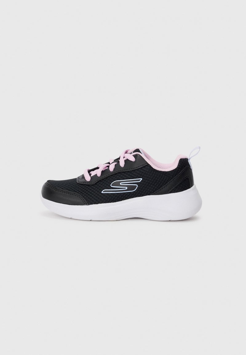Schwarze Sportschuh mit rosa Akzenten und Schnürsenkeln, ausgestattet mit einem Mesh-Obermaterial und einer weißen Sohle. Blaues Logo an der Seite, glatte Textur.