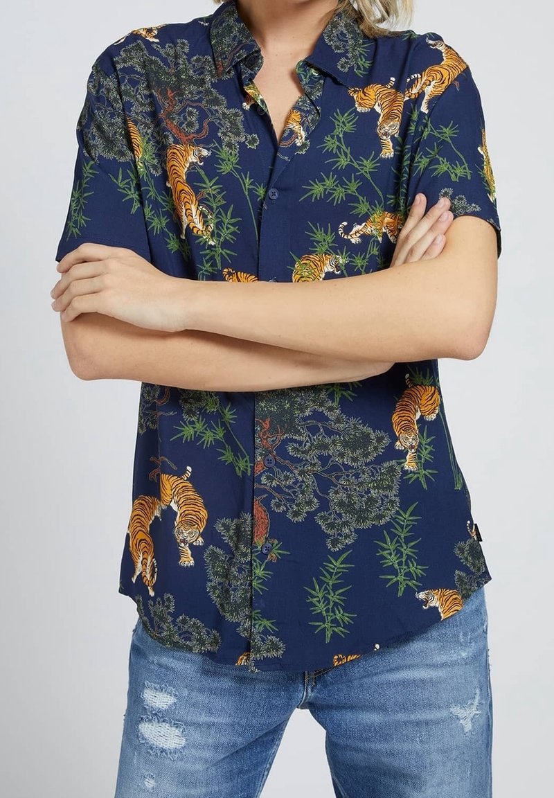 Tmavě modrá košile s krátkým rukávem zdobená tygrem a bambusovým vzorem, vyrobená z lehké látky, s límečkem na knoflíky a volným střihem.