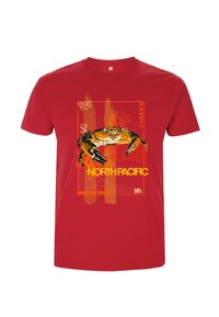 Rød bomulds T-shirt med et grafik af en krabbe samt teksten "NORTH PACIFIC" og "MARINE REEF" i gul og orange på en tekstureret baggrund.