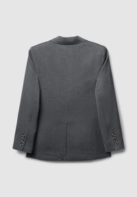 Veste grise sur mesure en tissu texturé, avec une fente simple à l'arrière et quatre accents de bouton sur chaque manche. Pas de poches visibles.