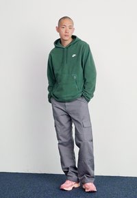Nike Sportswear CLUB WINTERIZED - Felpa in pile - fir/white
