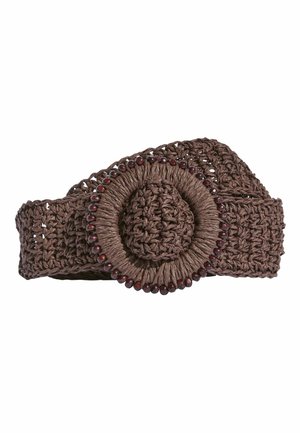 Pruun kootud vöö ümmarguse pandlaga, mis on kaunistatud väikeste puidust helmeste ja detailse kootud mustriga.