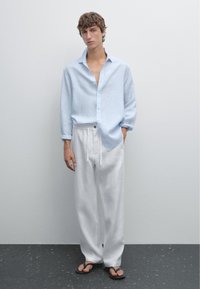 Massimo Dutti REGULAR FIT STRIPED - Camicia - light blue