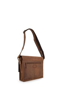 Brun læder messenger taske med justerbar rem, lomme med lynlås foran og en glat, naturlig tekstur. Indeholder en logo på forsiden.