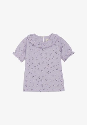 Lavendelkleurig t-shirt met korte mouwen en een gerimpelde kraag, versierd met kleine bloemmotieven in paars en wit op een textuurstof. Knopsluiting aan de achterkant.