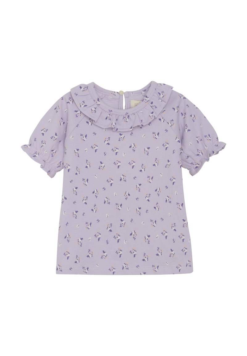 Lila kortärmad topp med en volangkrage, prydd med små blommönster i lila och vitt på ett texturerat tyg. Knapplist i ryggen.