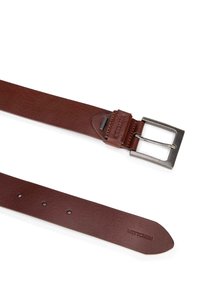 Bruine leren riem met een gladde textuur, voorzien van een zilveren rechthoekige metalen gesp en vijf verstelgaten. Merkennaam gedrukt op de punt.