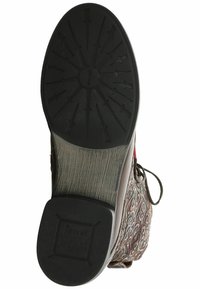 Stivale marrone con motivo decorativo in rilievo sulla tomaia, suola in gomma con design a battistrada radiale e tacco texturizzato marrone.