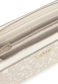 Cartera con cremallera en beige claro con tejido texturizado y acentos metálicos; cuenta con múltiples compartimentos y un logo en relieve.