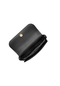 Bolso de mano de cuero negro con una textura suave, bordes redondeados y cierre de presión en tono dorado. El interior muestra un diseño de compartimentos organizados.