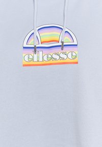 Felpa con cappuccio azzurro chiaro con una grafica a motivi ad arco multicolore e il testo "ellesse" al centro. Chiusura con cordoncino e punte in metallo.