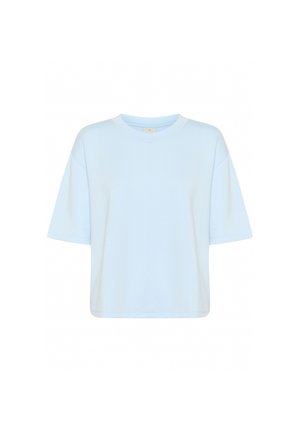 T-shirt bleu clair à manches courtes avec un col rond, conception à épaules tombantes et texture douce. Il présente une coupe légèrement ample et des coutures minimales.