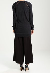 Sisley Kofta - dark grey