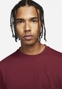 Nike Performance PRIMARY - Camiseta deportiva - dark team red dark team red