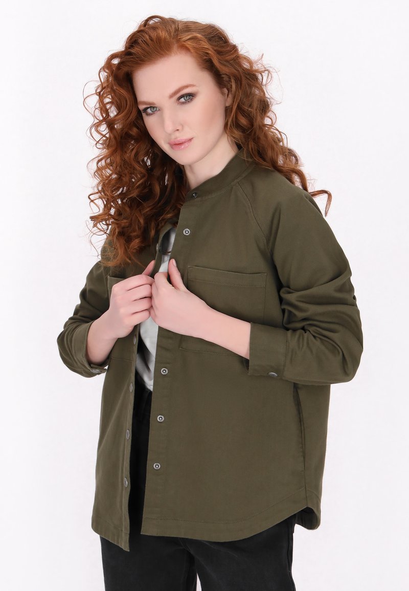 Camicia verde oliva con bottoni, colletto alto, tasca singola sul petto, maniche lunghe e vestibilità comoda. Design stile giacca con una texture liscia.
