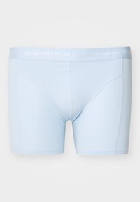 Lyseblå boksershorts laget av myk stoff, med en flat linning som har "Originals Studio" logo og kontraststingingsdetaljer.