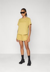 ASICS ROAD SHORT - Korte broeken - lemongrass