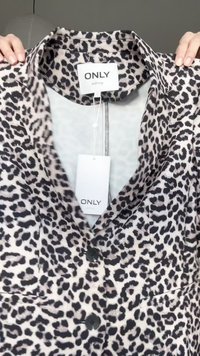 Σακάκι με κουμπιά και μοτίβο λεοπάρδαλης, γιακά, δύο μπροστινές τσέπες και ετικέτα της μάρκας «ONLY» ορατή μέσα στον γιακά και στην ετικέτα.