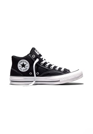 Sort-hvid Converse All Star høj top sneaker med hvide snørebånd, synligt logo på siden og gummisål på hvid baggrund.