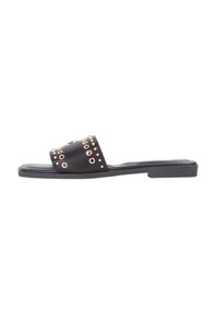 Sandalo nero con suola piatta, dotato di una fascia larga decorata con occhielli in tonalità oro e strass. Texture in pelle liscia.