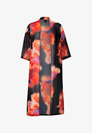 Robe kimono floral noire transparente avec de larges manches et de grands motifs de fleurs rouges, oranges et violettes.