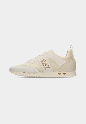 Beige EA7 Emporio Armani Sneaker mit Mesh- und Ledertexturen, goldenem Logo an der Seite, Zuglasche hinten und gezackter Sohle für besseren Halt.