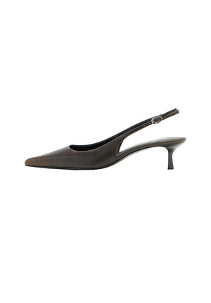 Zapato slingback de cuero negro con puntera puntiaguda, tacón bajo estilo kitten y una pequeña correa ajustable con hebilla.