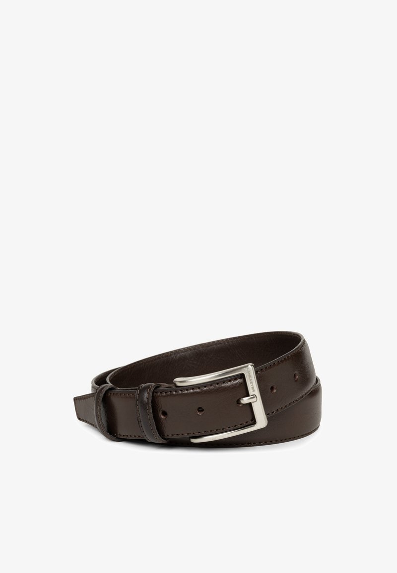 Ceinture en cuir marron avec une texture lisse, dotée d'une boucle rectangulaire en métal argenté et de plusieurs trous d'ajustement pour le taille.