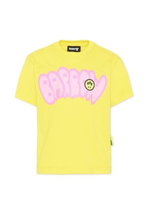 Żółta koszulka z krótkim rękawem z różowym napisem "BARROW" w stylu dymków oraz małą żółtą buźką z dwoma czarnymi kłami na piersi.