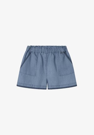 Jeansshorts mit elastischem Bund, zwei Fronttaschen und dekorativer geflochtener Verzierung am Saum und an den Taschenkanten. Hellblaue Farbe.