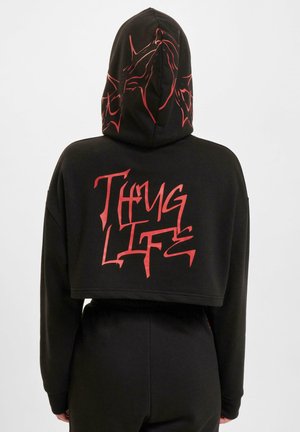 Črna skrajšana kapuca s rdečo grafiko, ki pravi "Thug Life." Ima kapuco in dolge rokave ter sproščen kroj.