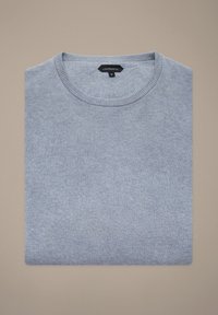 Szary dzianinowy sweter z okrągłym dekoltem, wykonany z miękkiego materiału, z metką "LANCERTO" i rozmiarem "M" przy szyi.