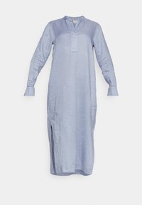 Jasnoniebieska, lniana sukienka z długim rękawem, z dekoltem w serek, bocznym rozcięciem i mankietami zapinanymi na guziki, prezentowana na białym tle.