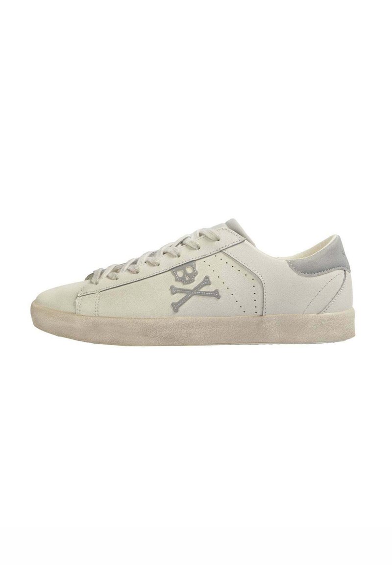 Sneakers in suede grigio chiaro con una finitura testurizzata, caratterizzati da un design con teschio e ossa incrociate, punta tonda, suola piatta e accenti beige.