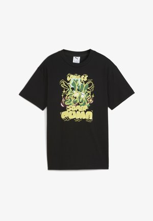 Melna kokvilnas t-kreklā ir krāsains, stilizēts tekstu dizains ar grafiti iedvesmotu izskatu, kas lasa "Vienkārši esi... Super Puma."