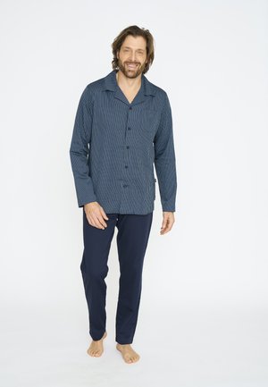 Navygestreifter Langarm-Pyjama-Oberteil mit Knopfschluss, kombiniert mit einfarbigen navyblauen Hosen. Der Stoff wirkt weich und hat eine glatte Textur.