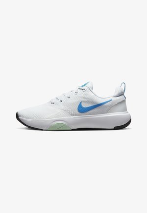 Chaussure de course Nike blanche avec logo swoosh bleu, tige en mesh, design à lacets, et semelle épaisse avec des accents noirs et vert clair.