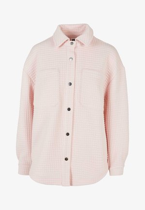 Cămașă roz deschis, capitonată, cu nasturi frontali și mâneci lungi, guler ascuțit și două buzunare pe piept. Are nasturi cu clemă negri și un material texturat.