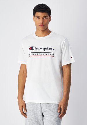Weißes T-Shirt mit „Champion“-Logo in Schwarz und Rot, „ATHLETICWEAR“ in Schwarz, kurzen Ärmeln und Rundhalsausschnitt.