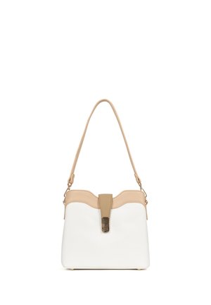 Borsa in pelle bianca e beige con manico superiore e una cinghia centrale beige con chiusura a clip metallica.