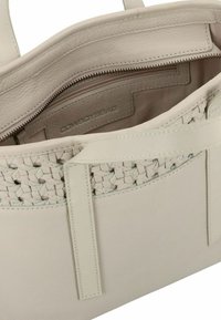 Beige Lederhandtasche mit geflochtenen Details, ausgestattet mit einer inneren Reißverschlusstasche und einer glatten Textur. Etikett innen sichtbar.