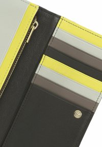 Interno di un portafoglio con numerosi slot per carte nelle tonalità di grigio, giallo e marrone, una tasca con zip e una chiusura a bottone a scatto.